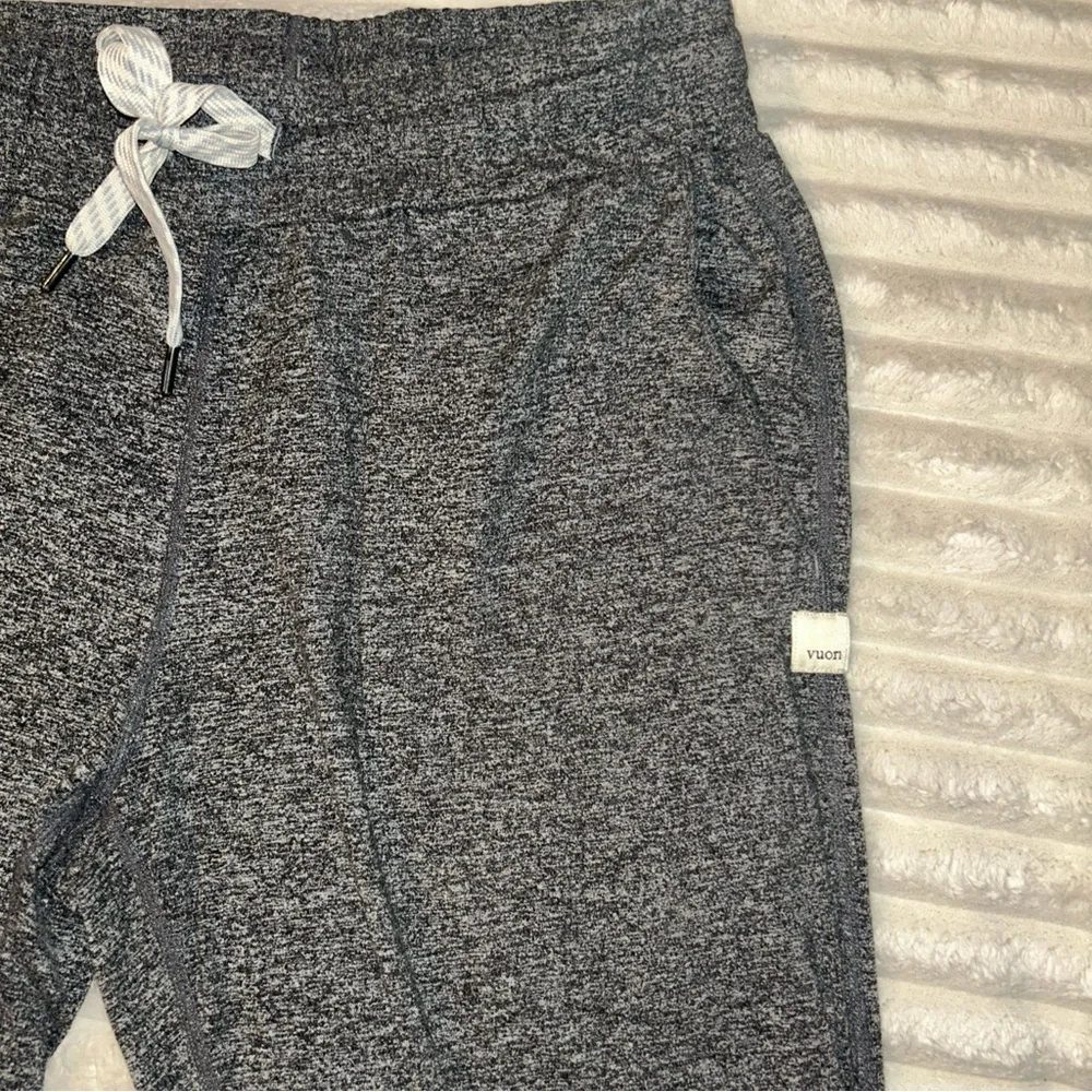 Vuori Women's Gray Jogger Pants - Picture 1 of 8